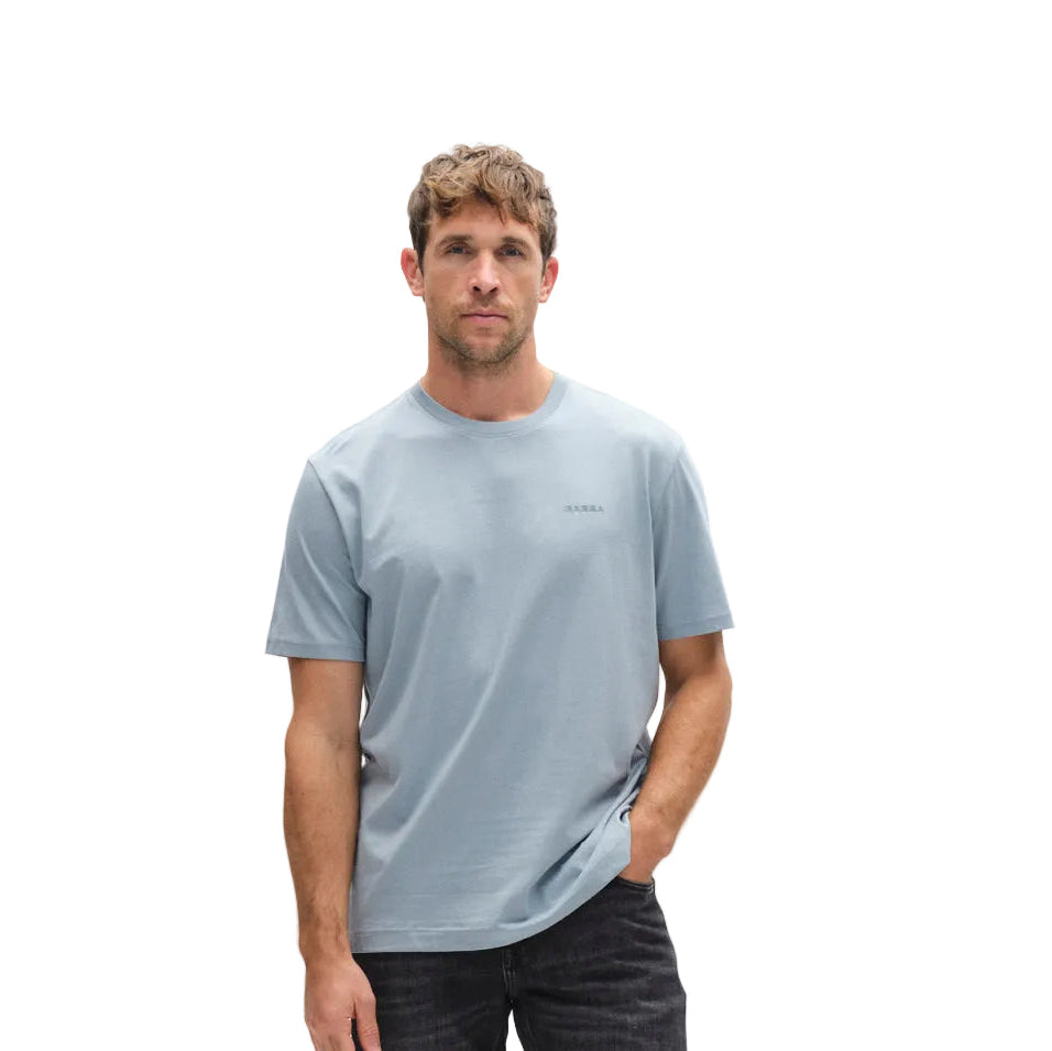 Lichtblauwe T-shirt gedragen door model