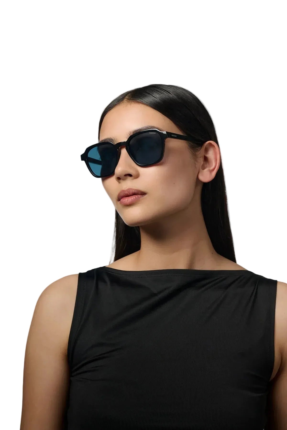 Zwarte zonnebril met blauwe glazen op model, afgeronde rechthoekige vorm.