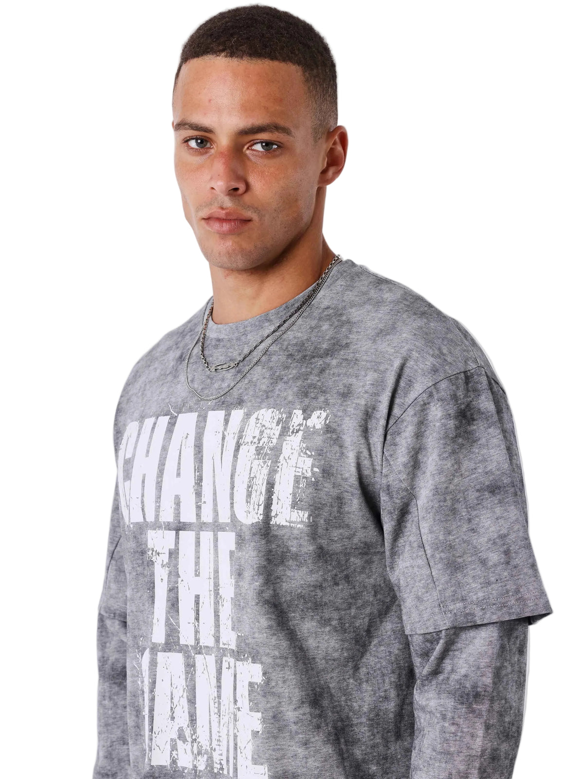 Grijze t-shirt met zijaanzicht en vintage frontprint, ronde hals, korte mouwen.