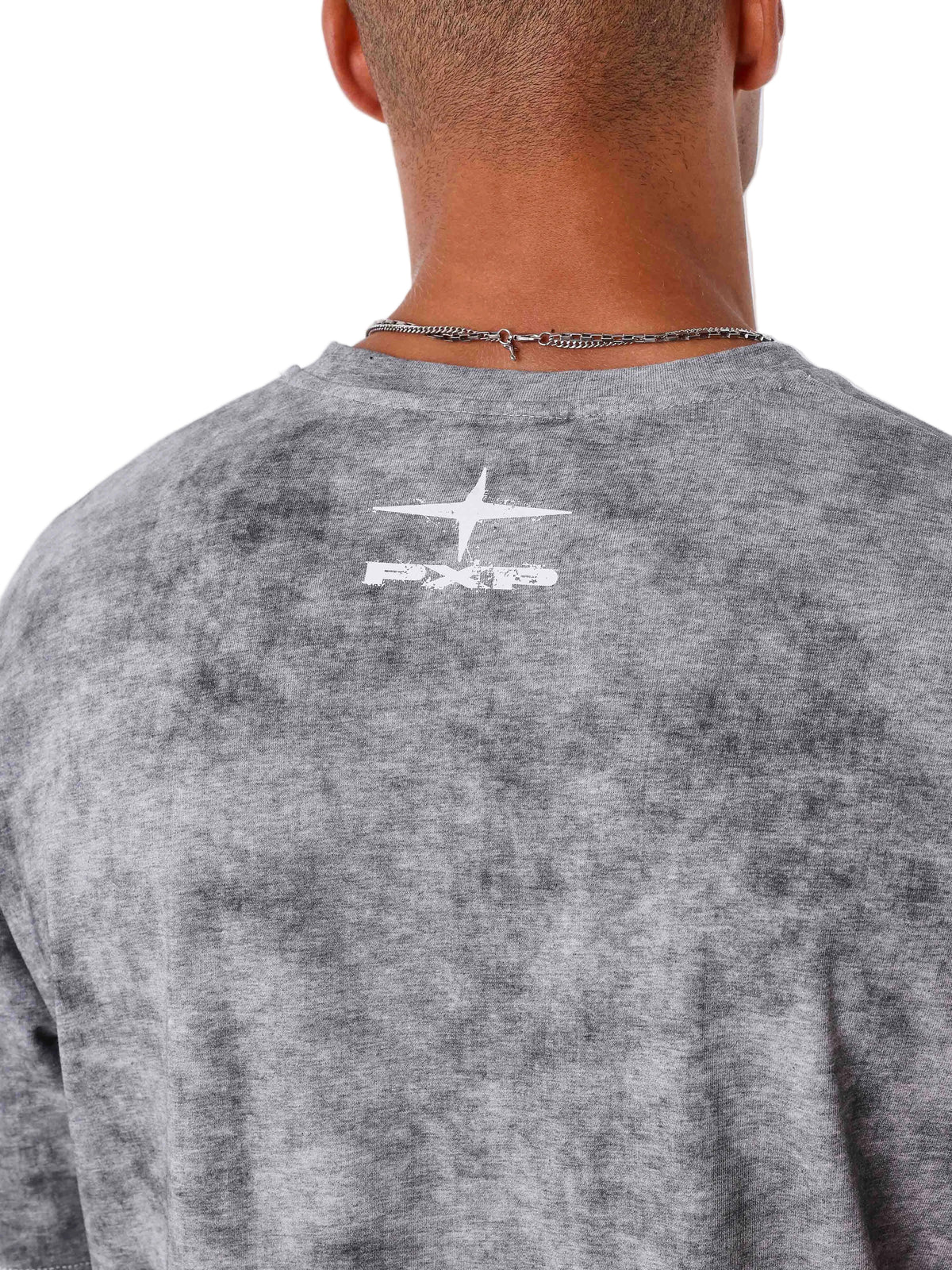 Grijze t-shirt met witte print op de rug en ronde hals.
