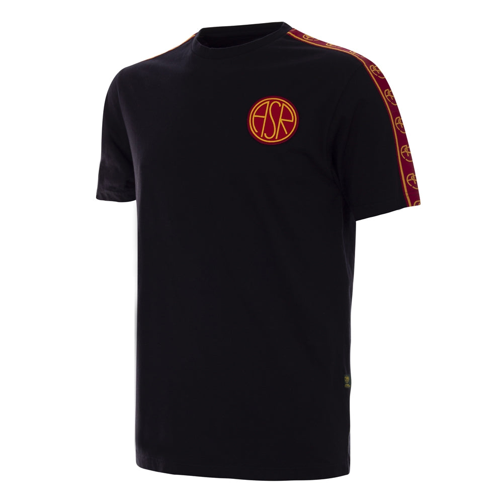 Zwarte taper T-shirt met klein borstlogo en oranje/rode bies langs schouder