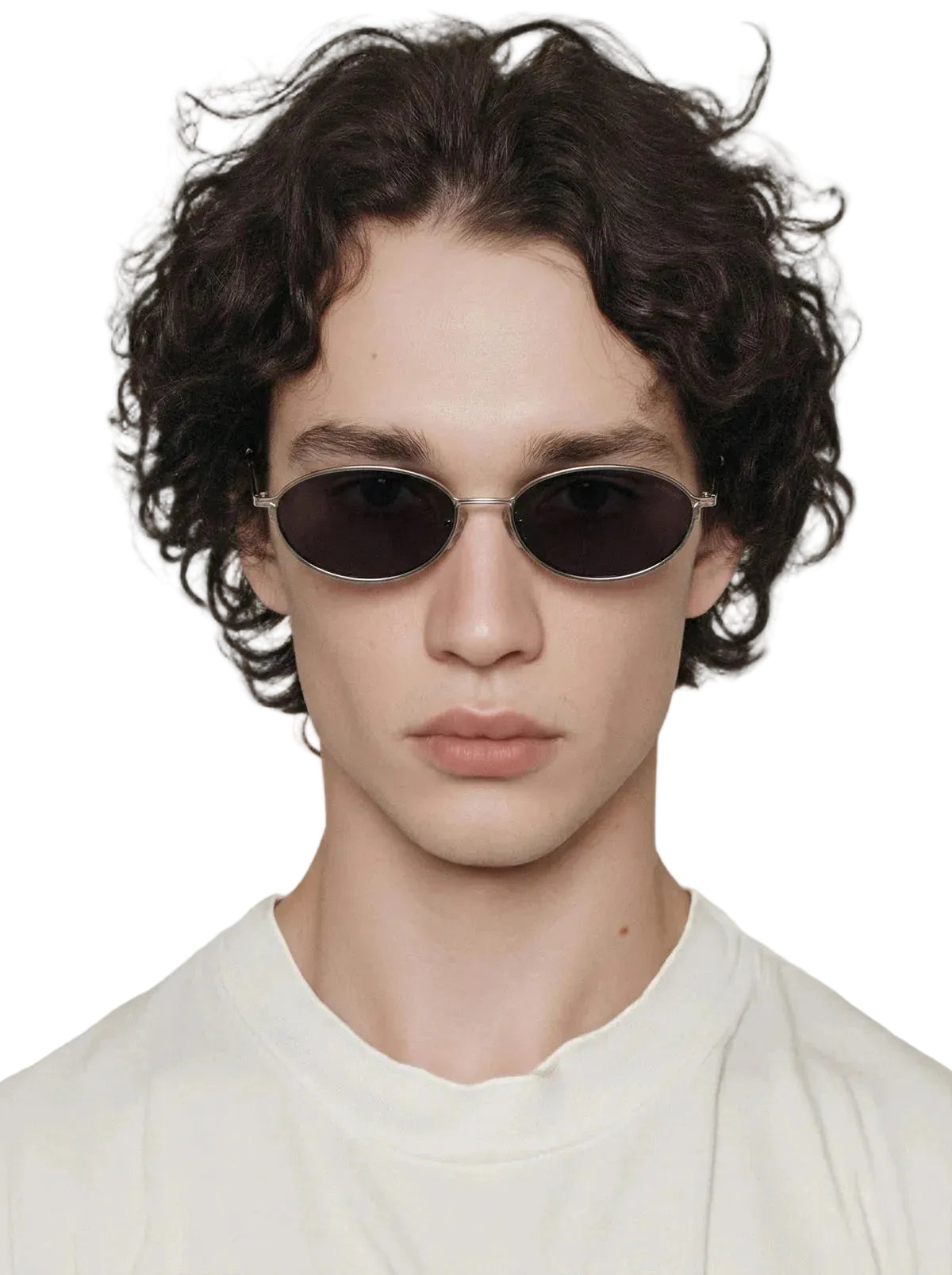 Zilveren ovale zonnebril met donkere lenzen op model LAB10MENSWEAR.NL