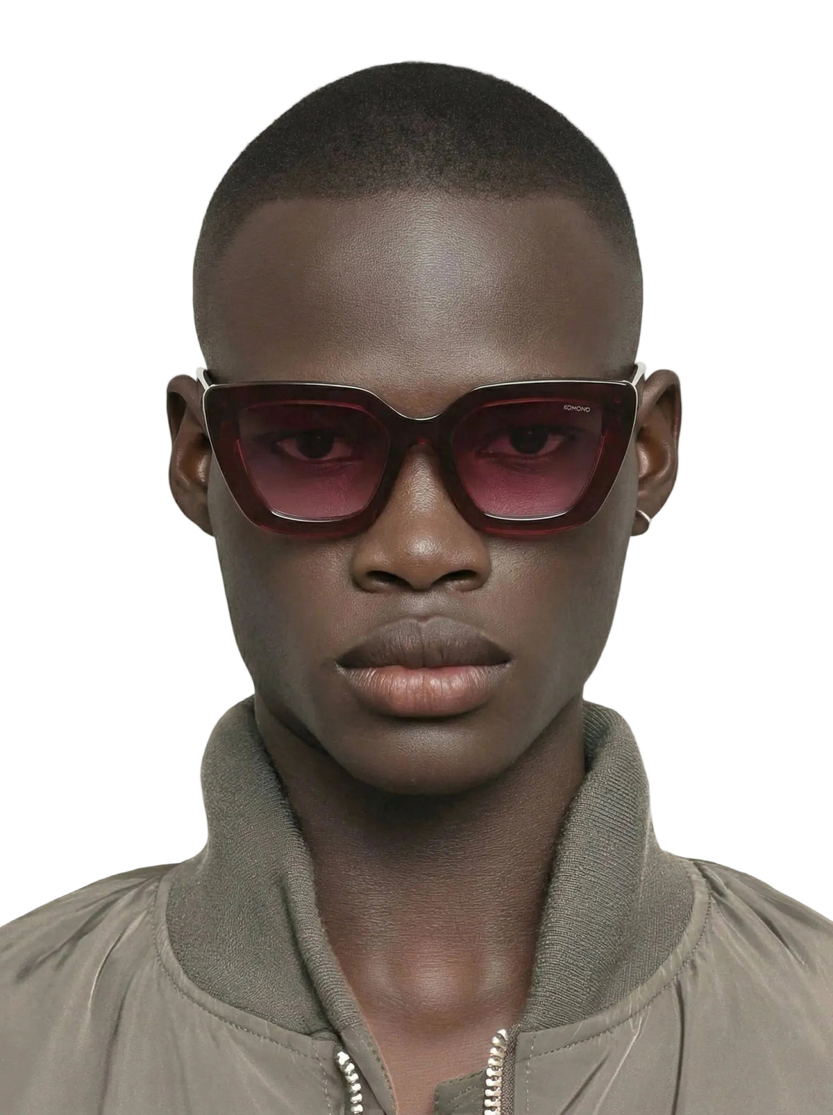 Bordeaux zonnebril met roze glazen op model, strakke vierkante montuurrand.