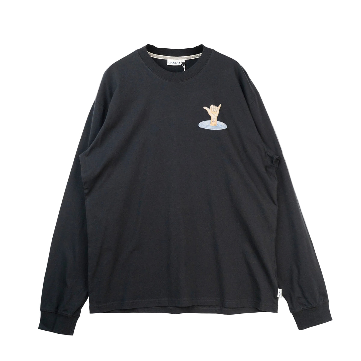 Zwart long sleeve shirt met kleine handprint en blauwe waterlijn op de borst.