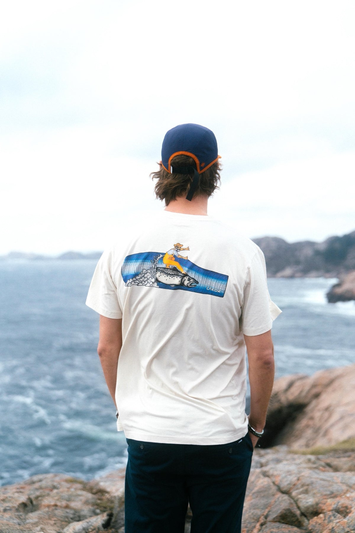 Lakor Salmon Surfer T-shirt - Rainy Day - lab10menswear.nl
