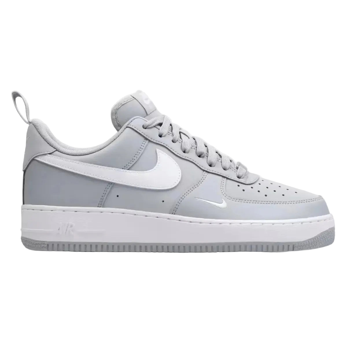 Lage sneaker wolfgrijs/wit met witte veters en Swoosh op zijkant.