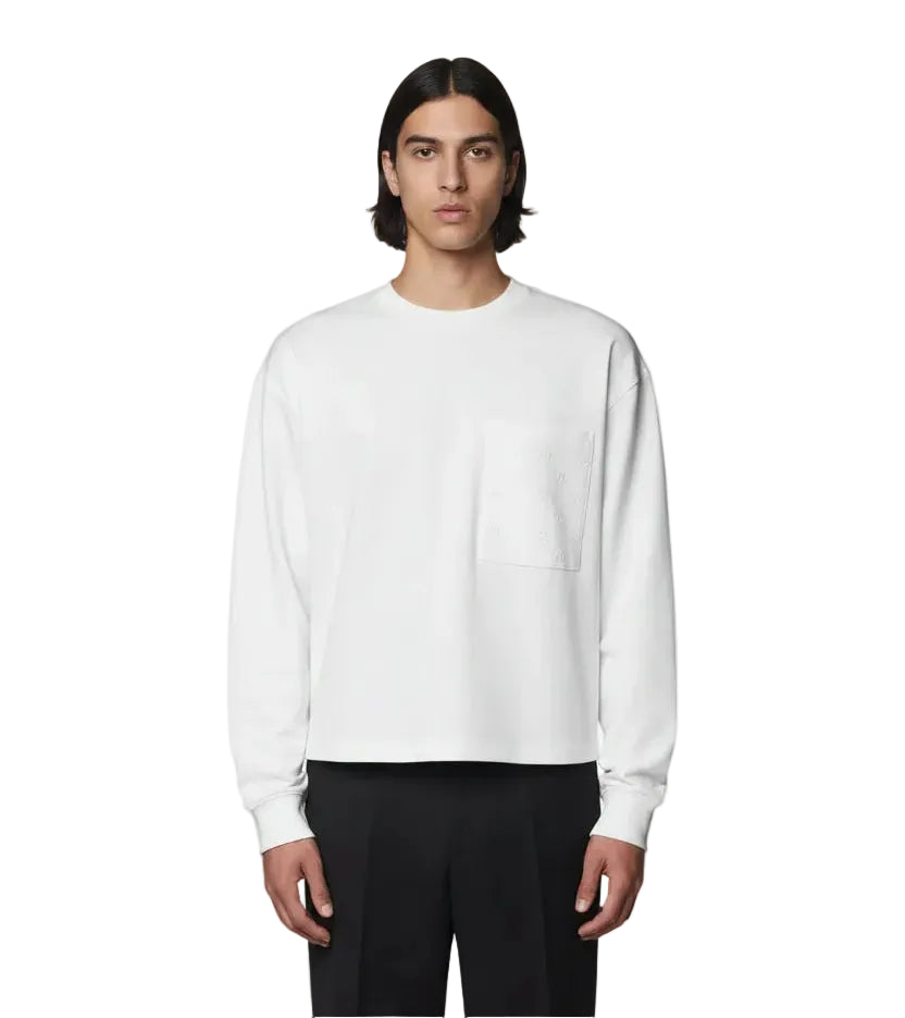 Off-white longsleeve met ronde hals en borstzak, rechte pasvorm.