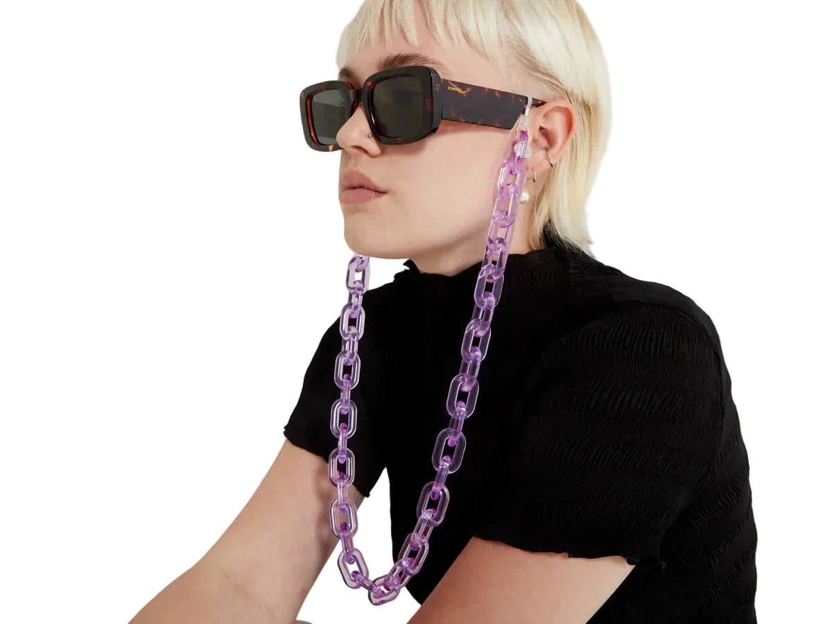Zonnebril met donker tortoise montuur en donkere glazen, gedragen op model LAB10MENSWEAR.NL