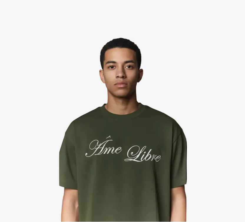 Olijfkleurig T-shirt met 'Âme Libre' borstprint, close-up