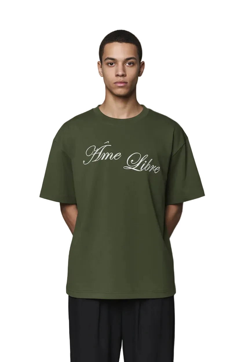 Olijfkleurig T-shirt met 'Âme Libre' borstprint op model, korte mouwen