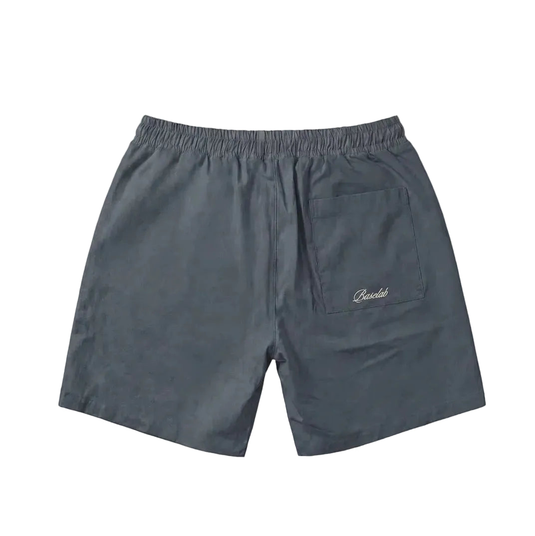 Resortshort donkerblauw met elastische tailleband en Basclak-script op rechterpijp