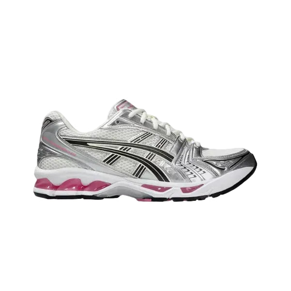 Zilverkleurige hardloopschoenen met roze accenten en vetersluiting