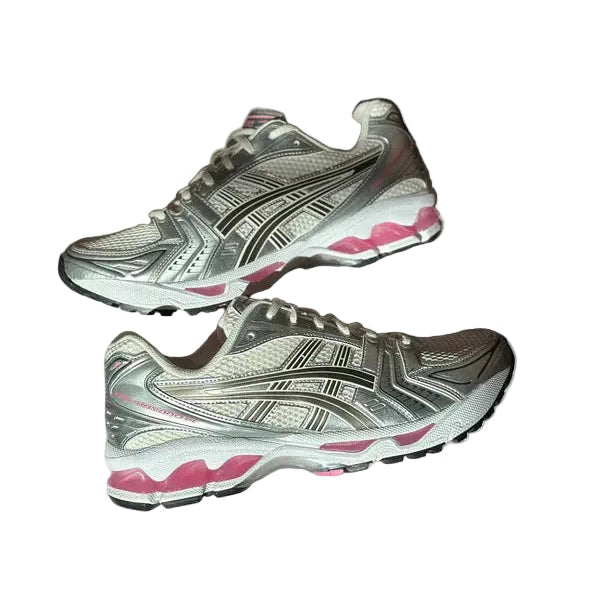 Zilverkleurige hardloopschoenen, zwart-roze tussenzool en vetersluiting