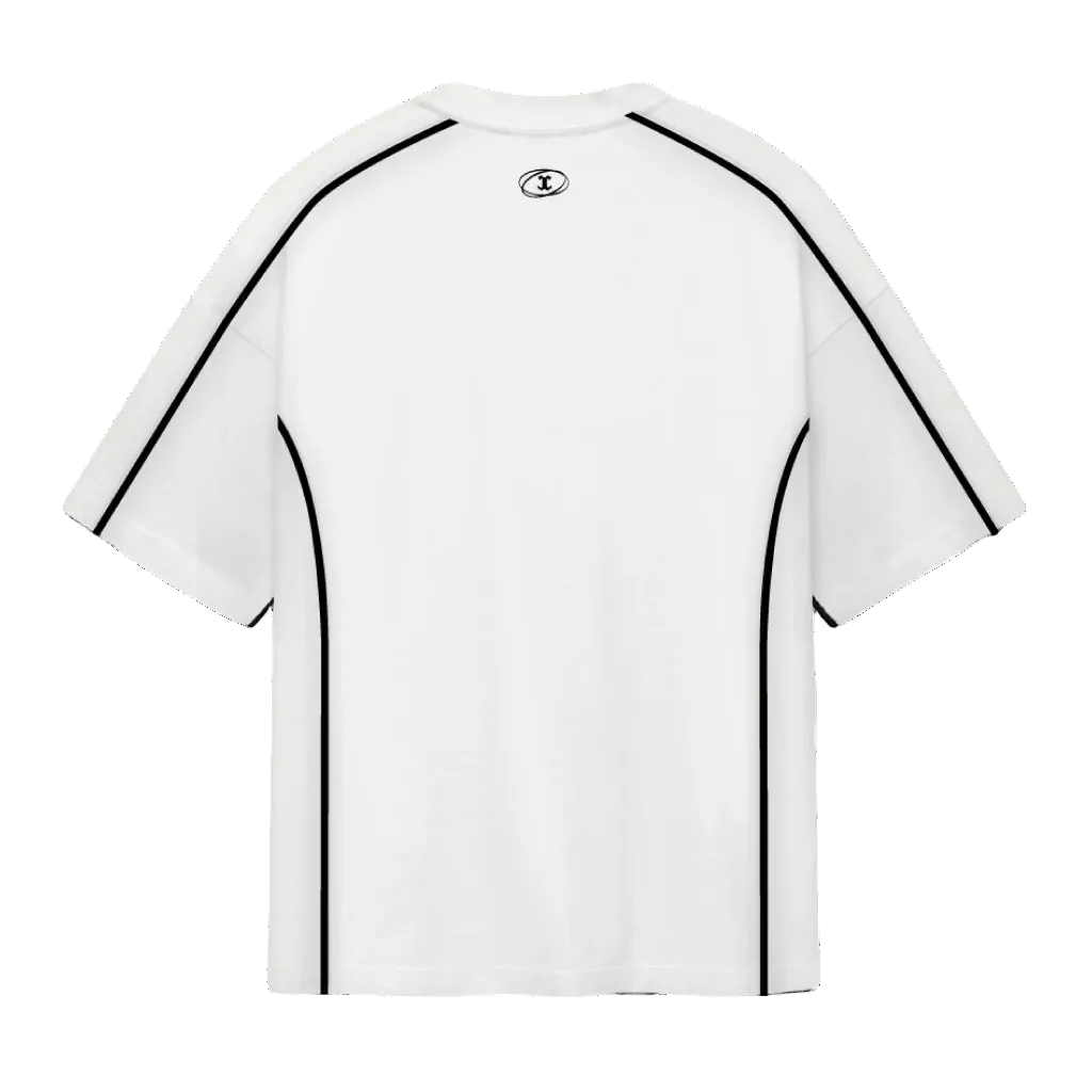 Authorithy T-shirt: witte tee met zwarte biezen en klein logo bij de hals