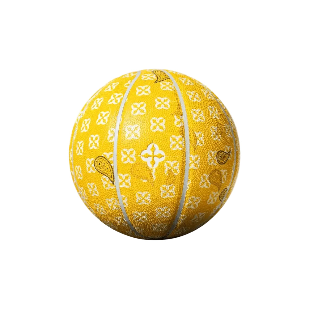 Gele basketbal met monogrampatroon en witte panelen met bloemmotief