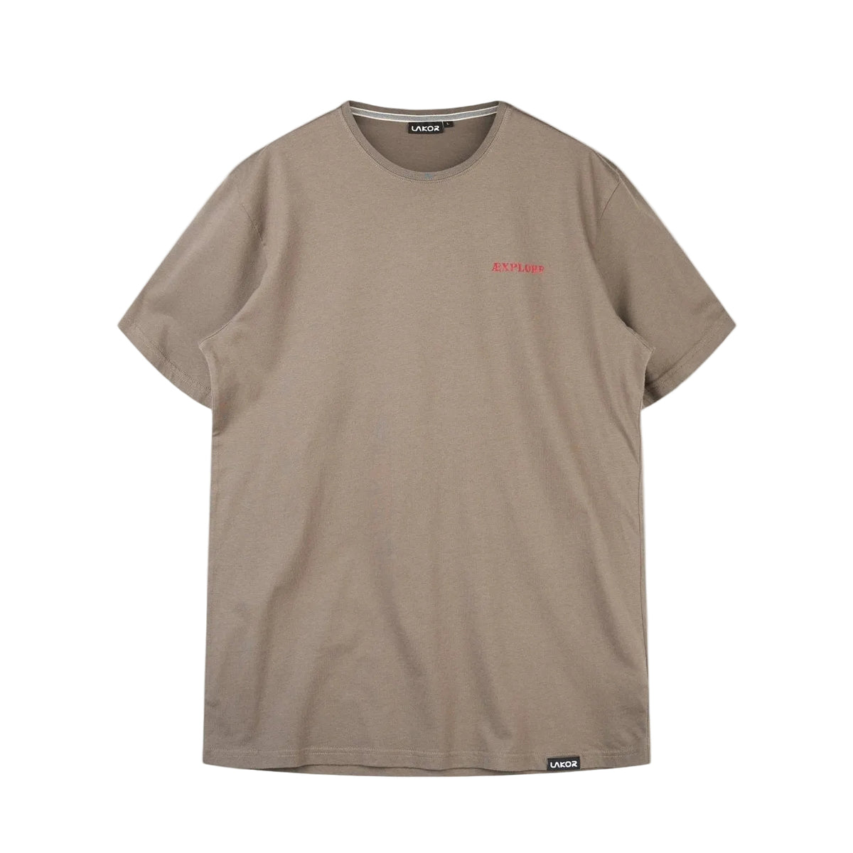 Taupekleurig T-shirt met klein rood borstlogo.