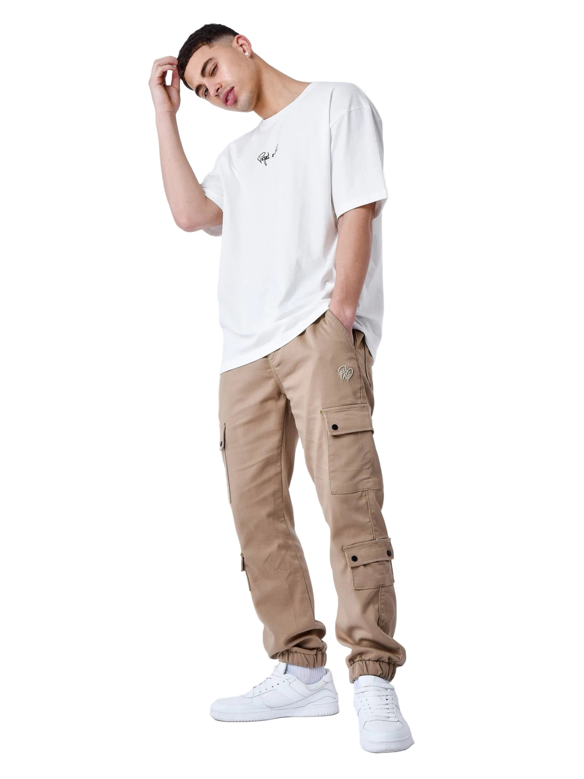 Beige cargobroek met cargozakken en kleppen, elastische manchetten.