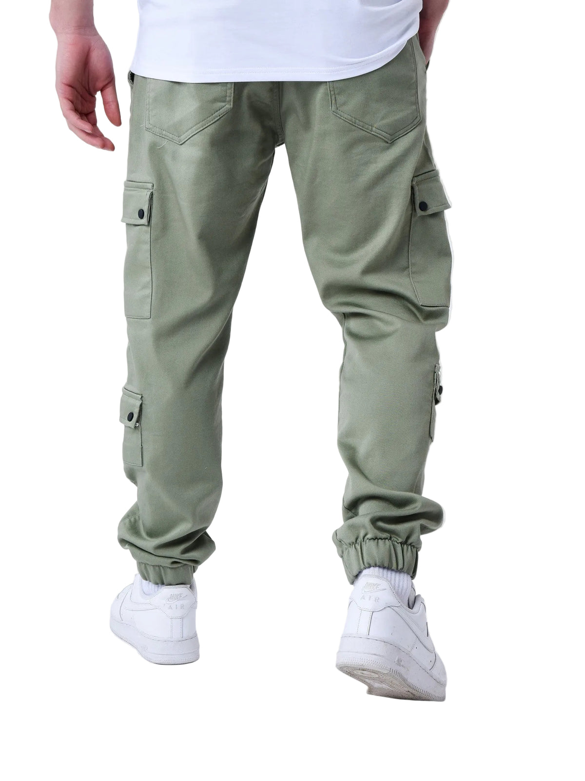 Groene cargobroek close-up bovenbeen en knie, cargozak met knoop en elastische boord