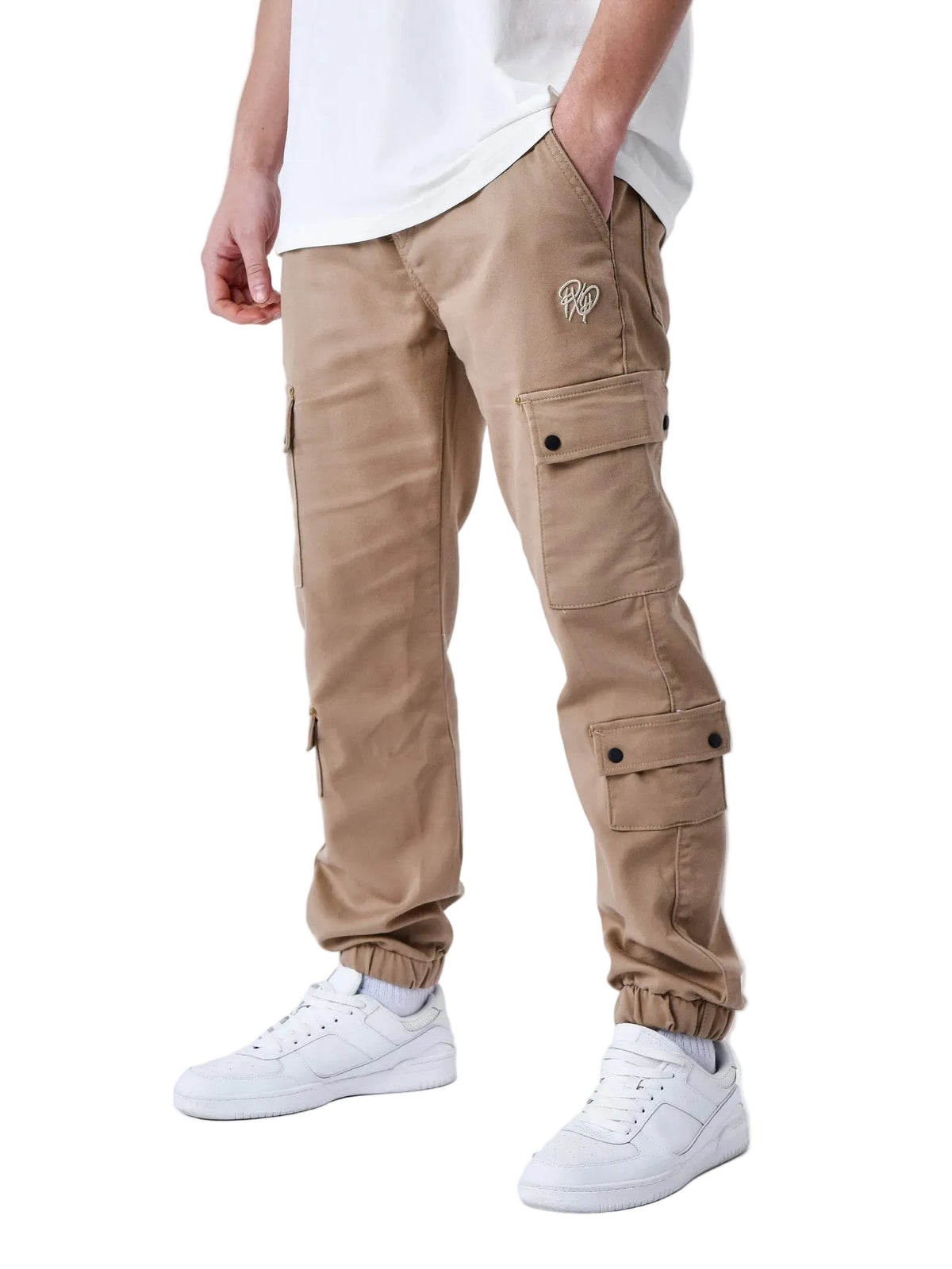Beige cargobroek met cargozakken en kleppen, logo op bovenbeen.
