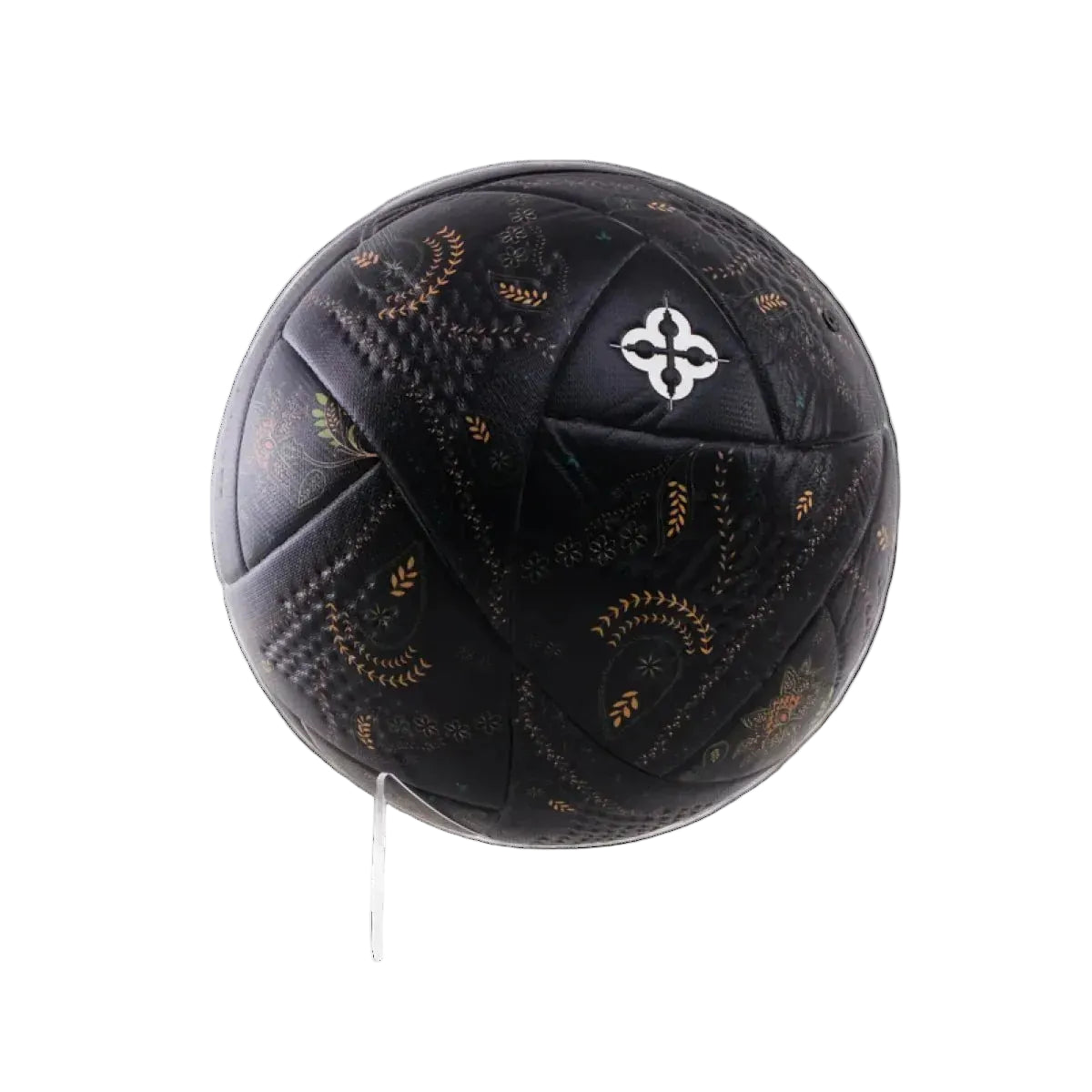 Zwart designvoetbal met wit embleem en goudkleurige decoratieve motieven