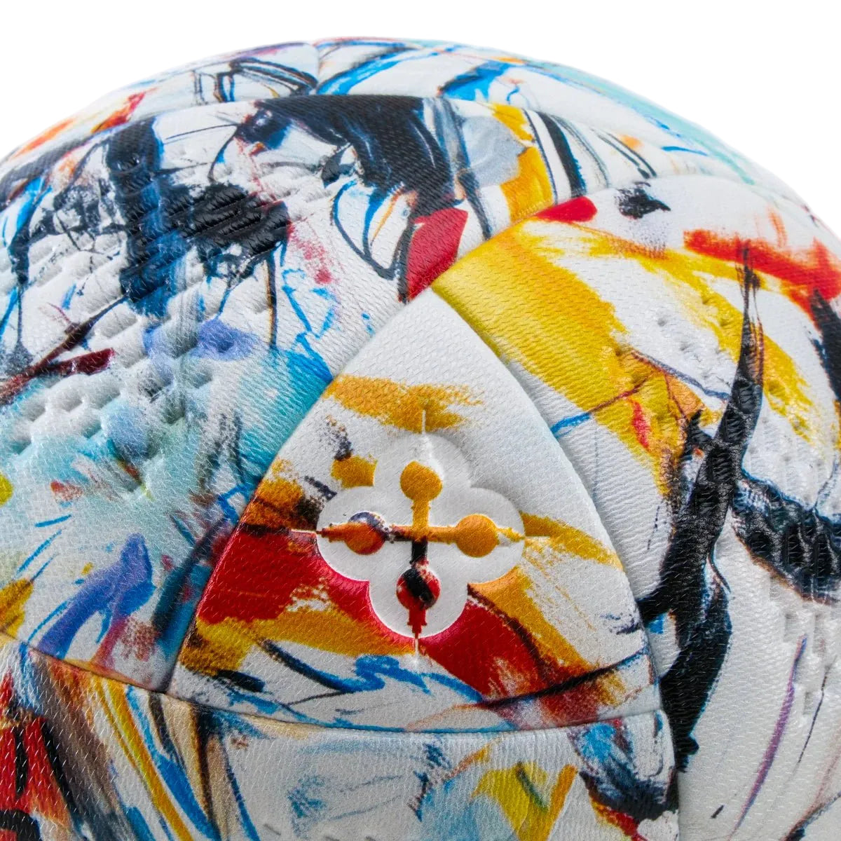Voetbal met geprinte bloemvorm en kleurrijke verfspetters