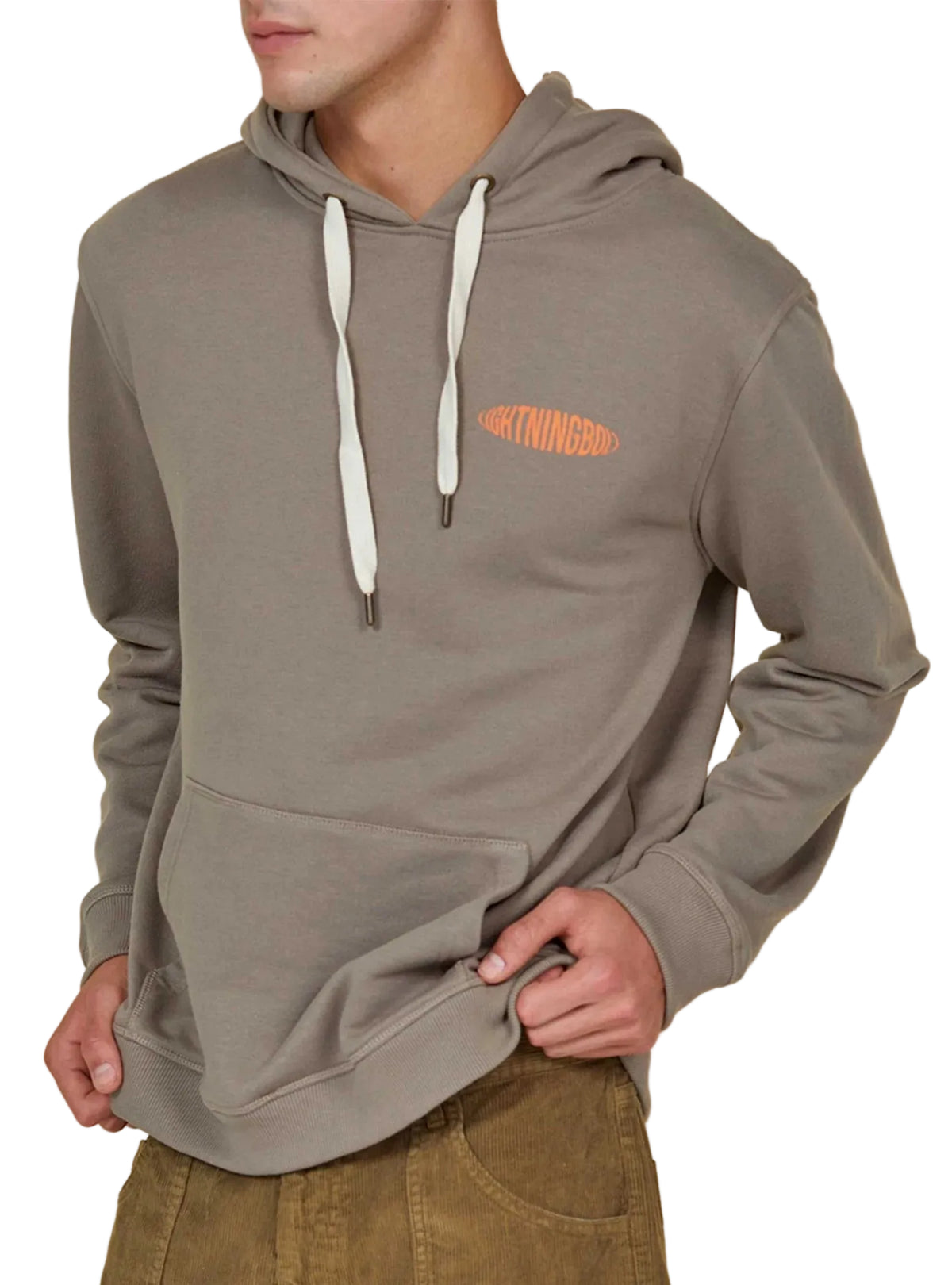 Grijze hoodie met capuchon, witte koordjes en borstlogo, kangoeroezak.