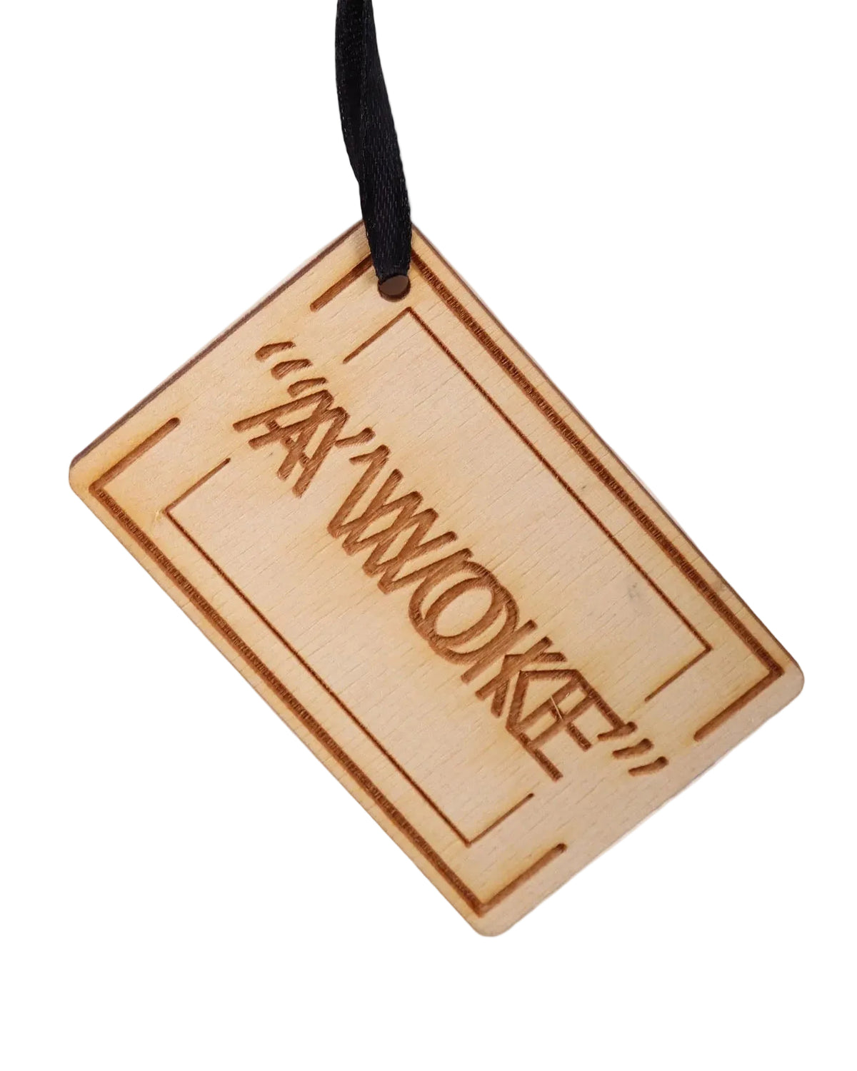 Houten hanglabel met tekst A'WOKE en zwart koordlusje LAB10MENSWEAR.NL