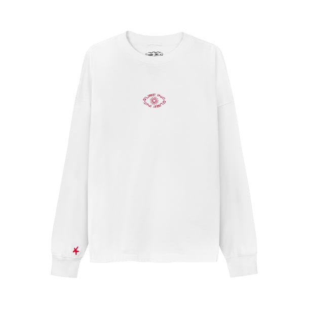 Wit longsleeve shirt met kleine rode print op de borst en sterdetail op mouw