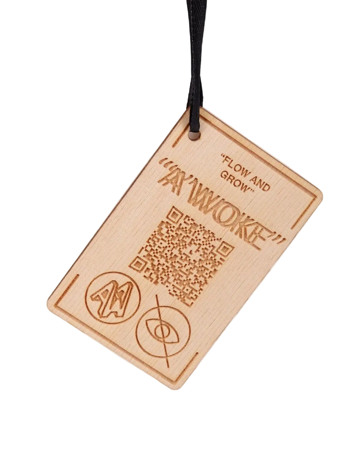 Houten hanglabel van Flow & Grow met QR-code en tekst 'GROW AND FLOW' LAB10MENSWEAR.NL