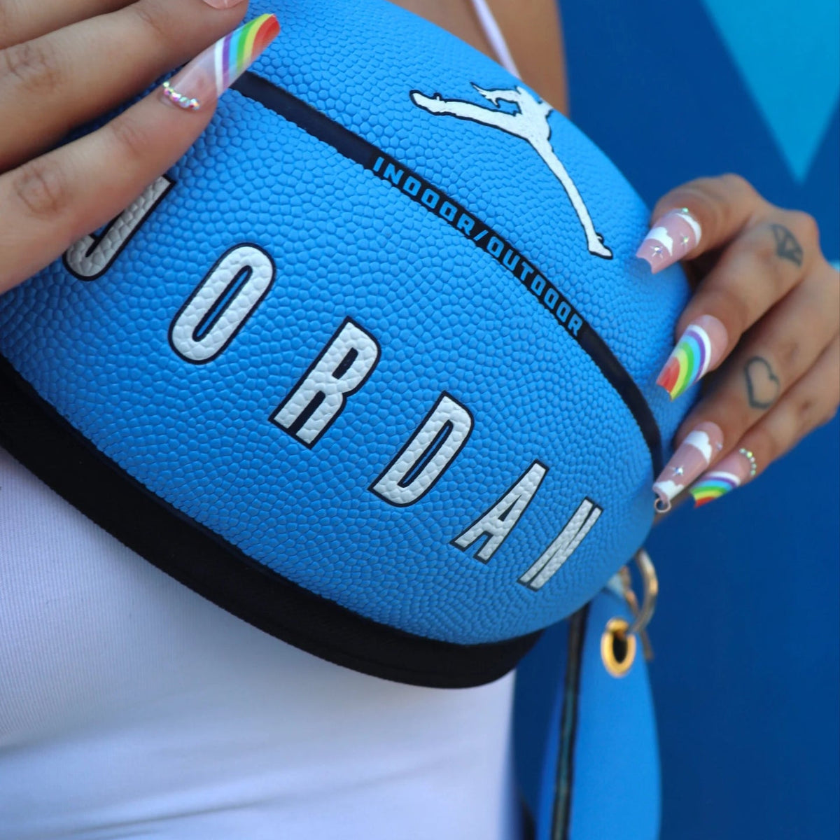 Blauwe heuptas van Bluejump met Jumpman-logo en JORDAN-print, zwarte biezen.