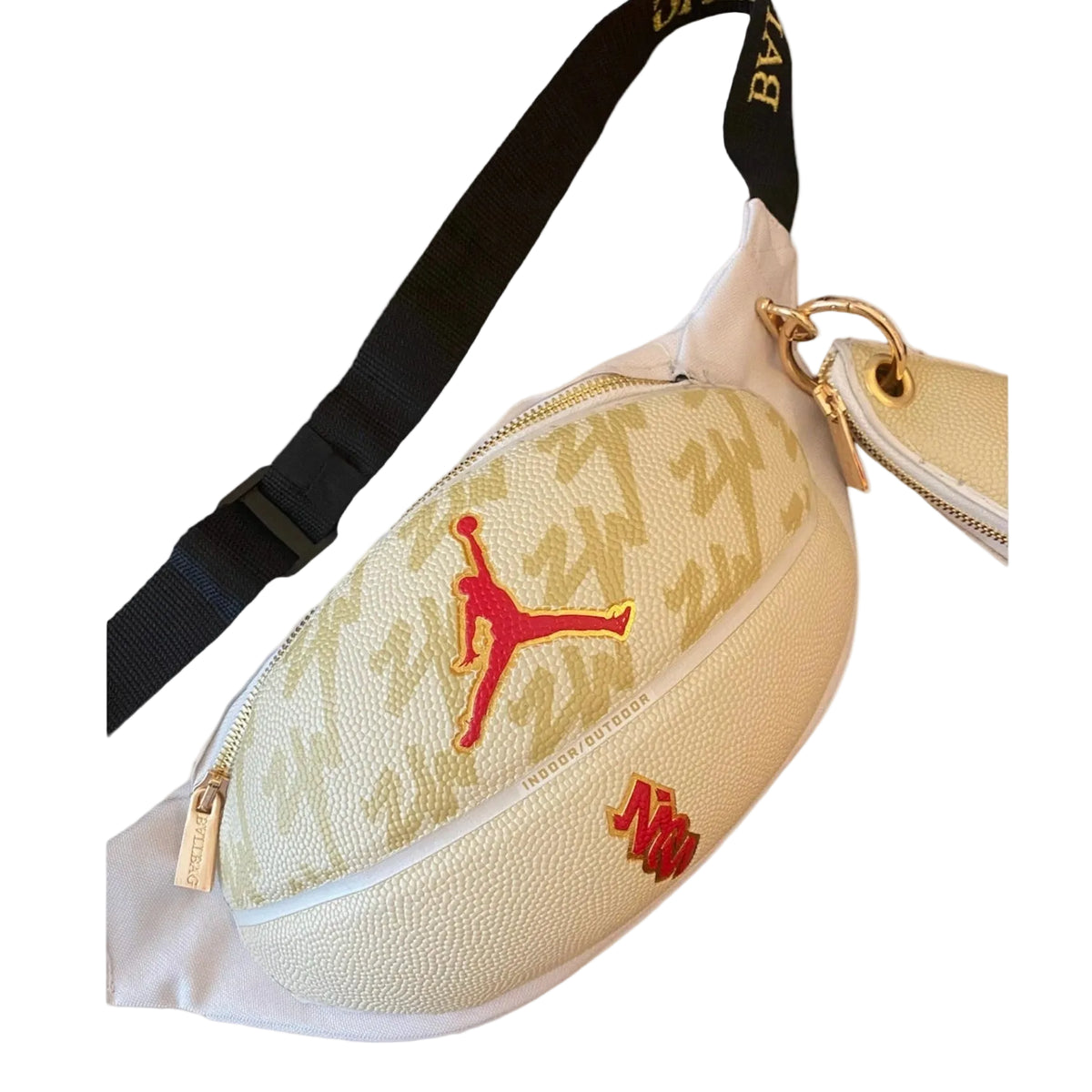 Crèmekleurige crossbody heuptas met zwarte riem en rood Jordan-logo, goudkleurige hardware