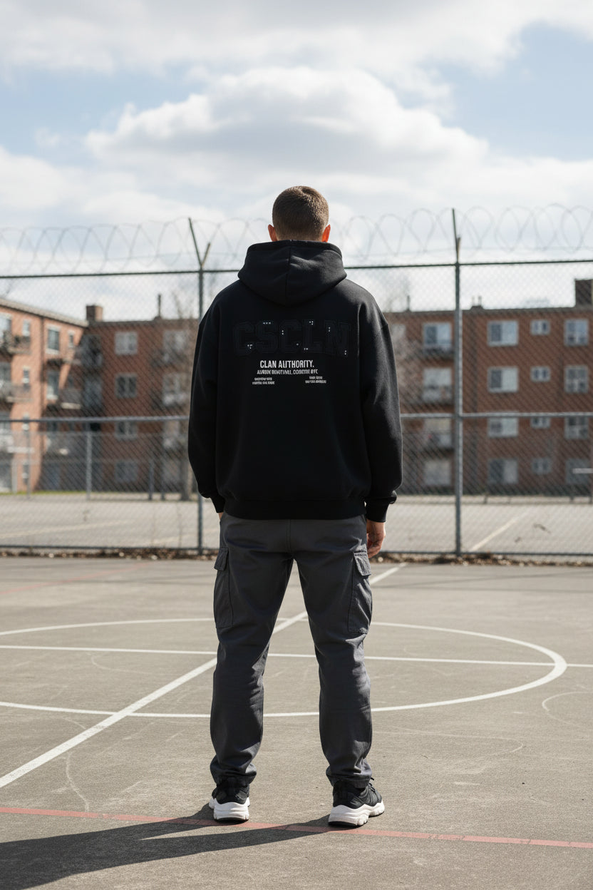 Zwarte Tacks hoodie met capuchon en kangoeroezak, witte print op de rug