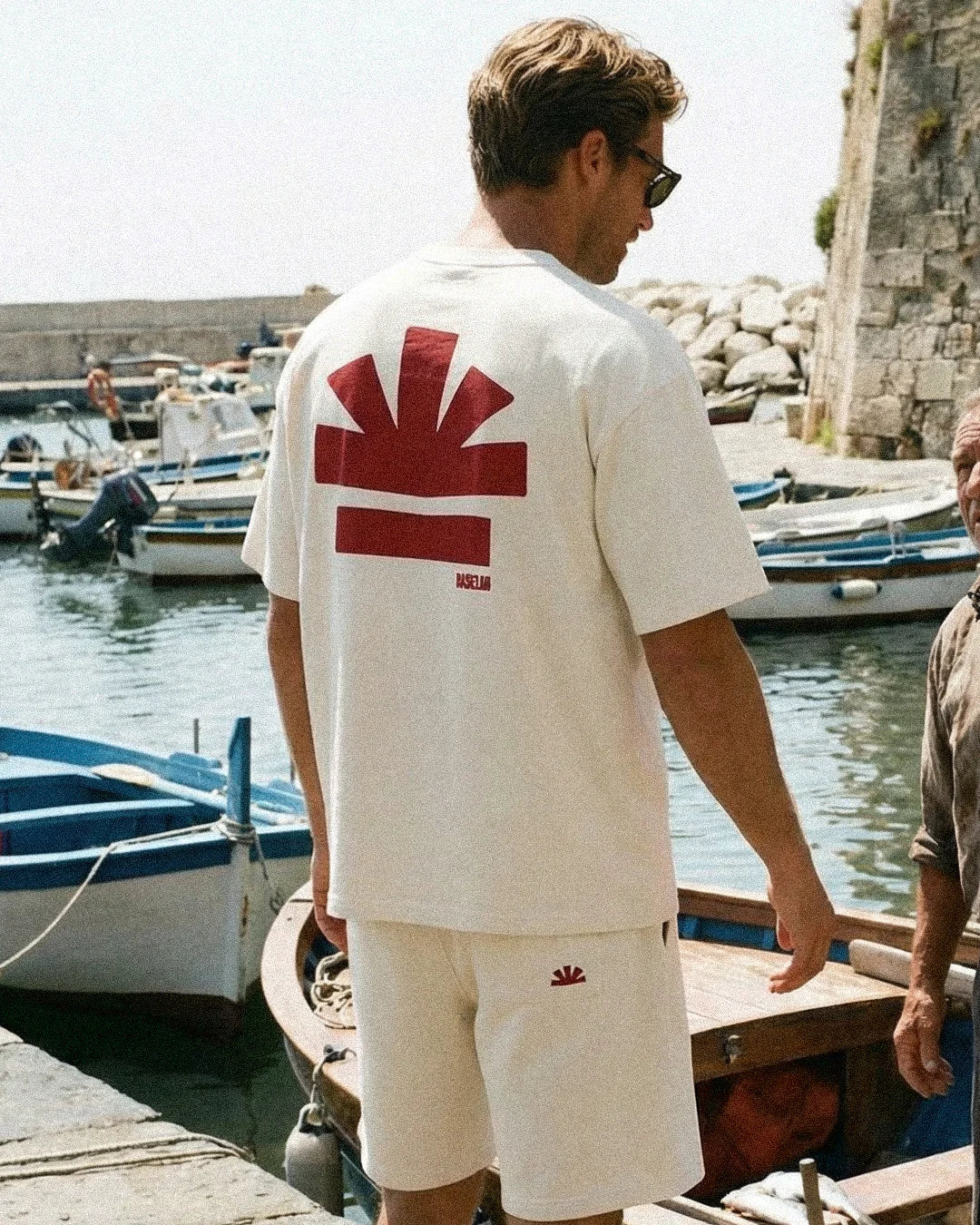 Wit T-shirt met rode rugprint, ronde hals en korte mouwen.