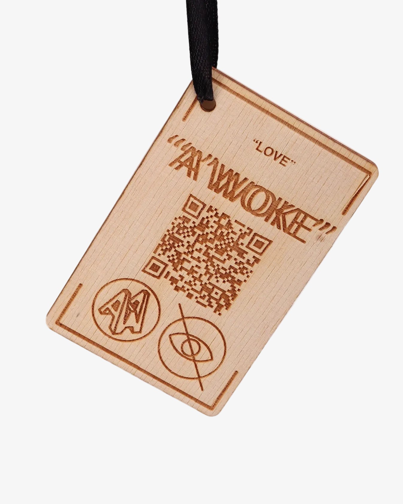 Houten hanglabel met 'LOVE' en 'AWOKE' tekst, bevestigd aan zwart koordje LAB10MENSWEAR.NL