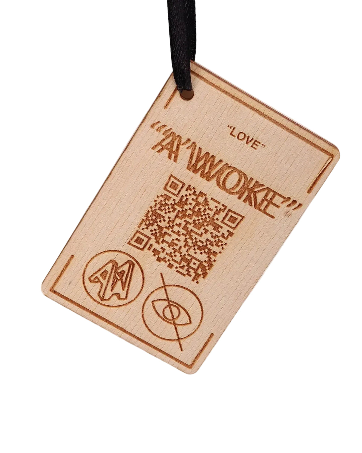 Houten hanglabel met 'LOVE' en 'AWOKE' tekst, bevestigd aan zwart koordje LAB10MENSWEAR.NL