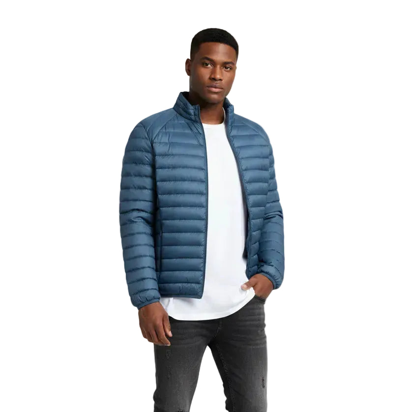Blauwe jeans donsjas met opstaande kraag, doorgestikt, gedragen over witte trui