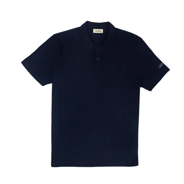 Donkerblauwe polo met kraag, korte mouwen en borstbadge