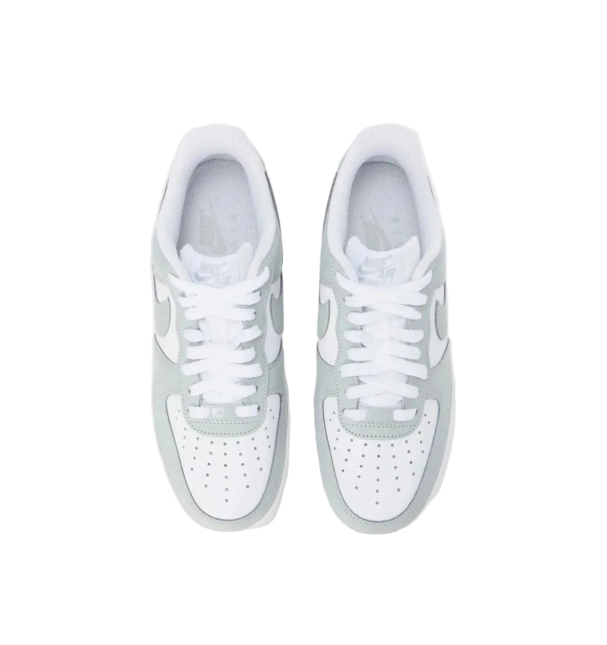 Nike Air Force 1 sneaker in wolfgrijs en wit, veters en perforaties op de neus
