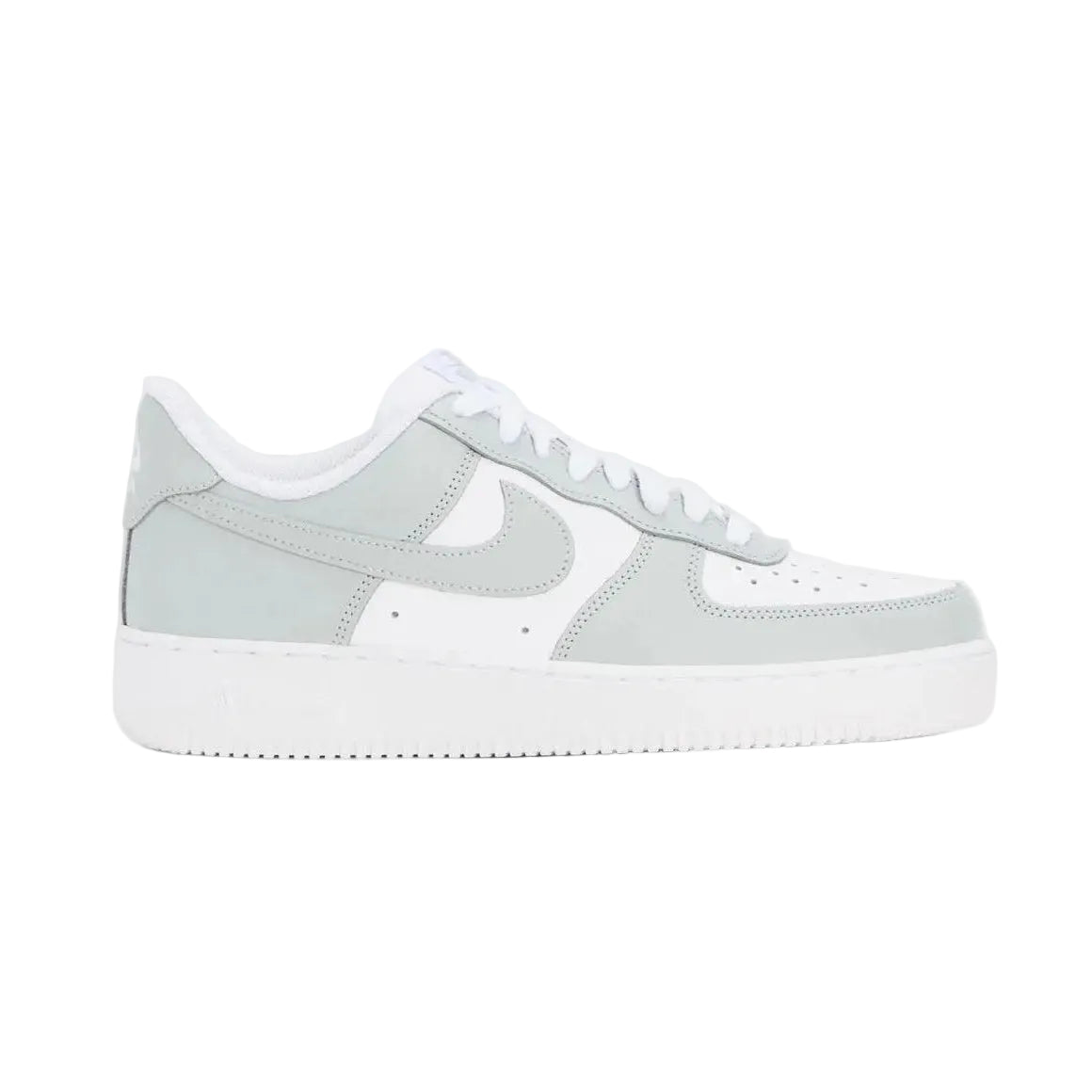 Nike Air Force 1 sneaker wolfgrijs met witte zool en Swoosh, veters en leren bovenwerk