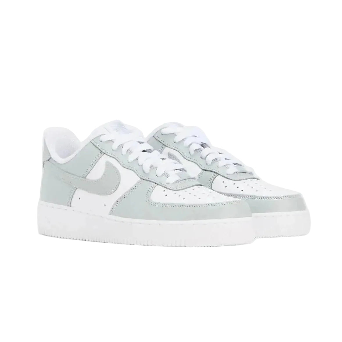 Nike Air Force 1 sneaker vooraanzicht met witte Swoosh en veters, wolfgrijs en wit