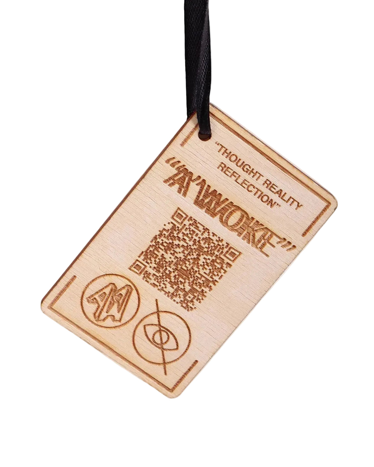 Bruin-beige label met QR-code en tekst, met zwart hangkoord LAB10MENSWEAR.NL