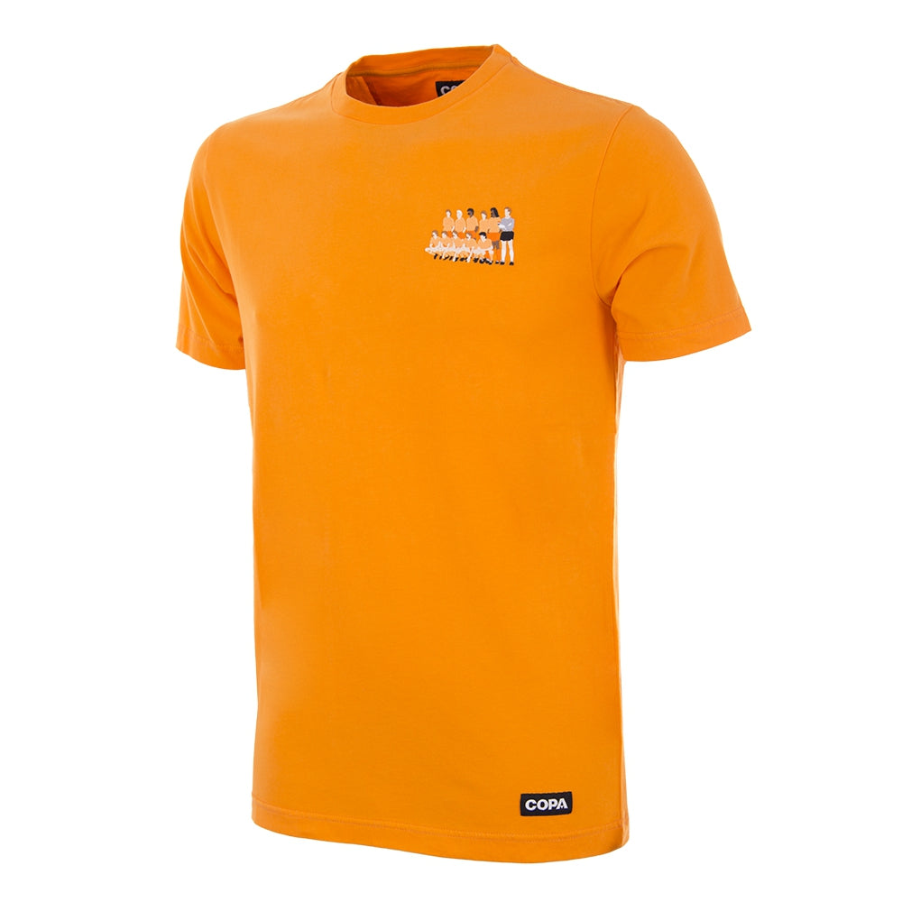 Oranje T-shirt met klein geborduurd teamembleem op de voorkant