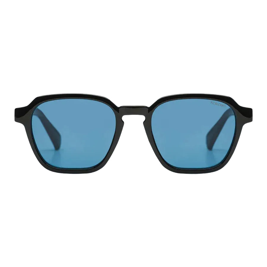 Zwarte zonnebril met ronde, blauwe glazen en dik montuur.