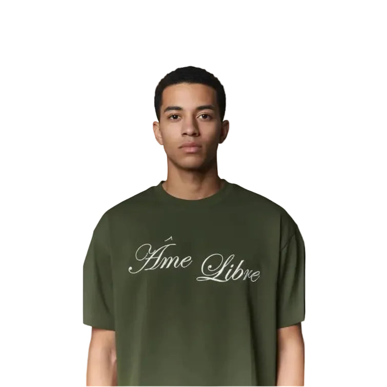 Olijfkleurig T-shirt met 'Âme Libre' borstprint, close-up