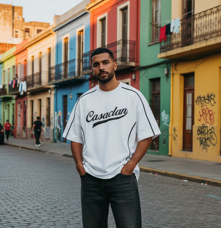 Authorithy T-shirt: witte tee met Casaclan-logo, ronde hals, korte mouwen
