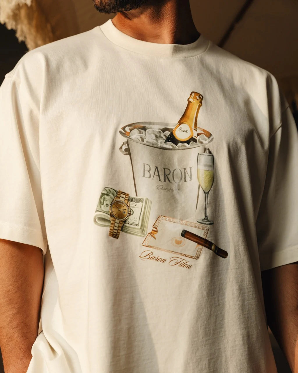 Off-white T-shirt met grote voorprint: BARON champagnefles en glas
