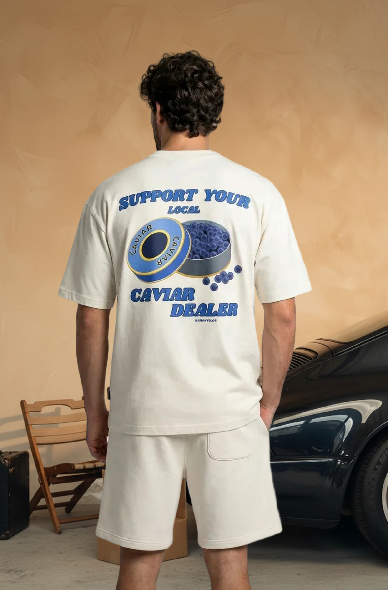 Off-witte oversized T-shirt met blauwe backprint aan de achterkant