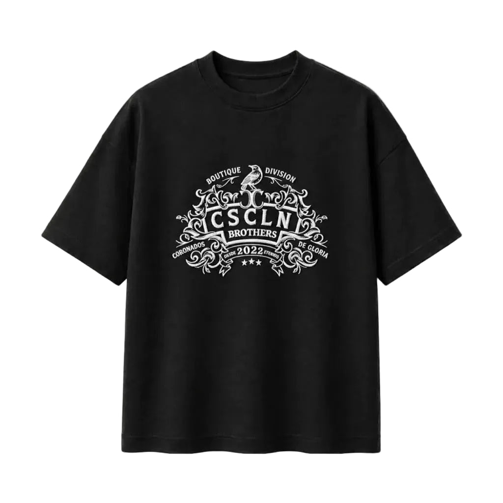 Zwarte T-shirt met ronde hals en witte borstprint, korte mouwen.