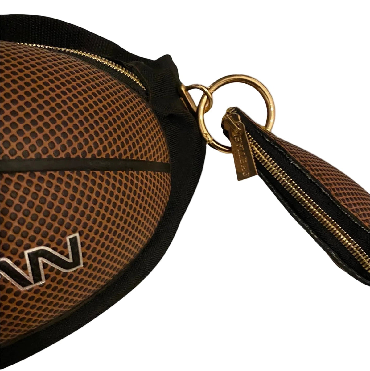 Heuptasdetail met rits, gouden ring en basketballprint op bruin mesh