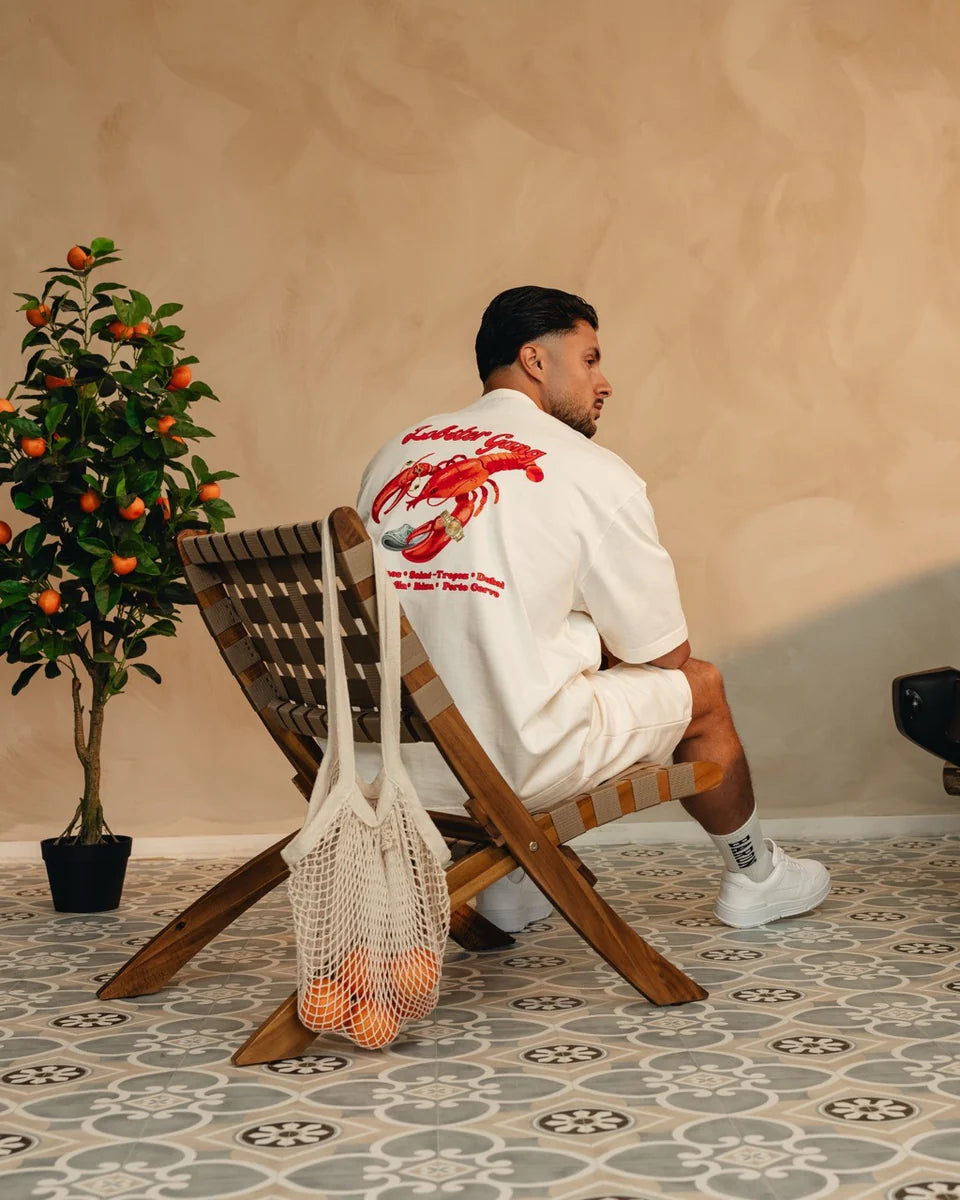 Oversized off-white t-shirt met rode achterprint, gedragen met rugzicht